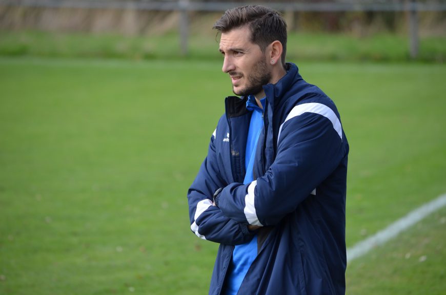 Très démonstratif sur son banc de touche, Pablo Soutullo, entraîneur de Concordia, est plutôt calme à côté du football. (Crédit photo: Nadia Ferreira)