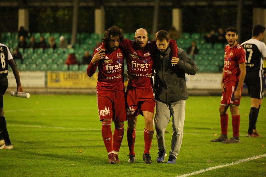 Andy Laugois sort péniblement du terrain aidé par Ahmed Mejdri.